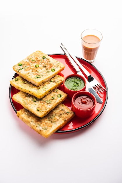 L'omelette au pain est un petit-déjeuner indien rapide et facile. Tranches de pain frais trempées dans une pâte aux œufs avec des épices et frites peu profondes. servi avec ketchup et thé