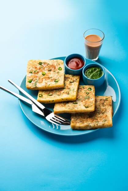 L'omelette au pain est un petit-déjeuner indien rapide et facile. Tranches de pain frais trempées dans une pâte aux œufs avec des épices et frites peu profondes. servi avec ketchup et thé