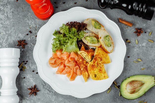 Photo omelette au poisson rouge et légumes