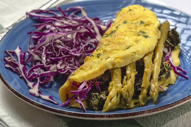 Omelette aux asperges vertes maison saine avec épinards et chou violet avec espace de copie. Concept de cuisine végétalienne