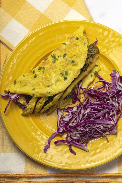 Omelette aux asperges vertes maison saine avec épinards et chou violet avec espace de copie. Concept de cuisine végétalienne