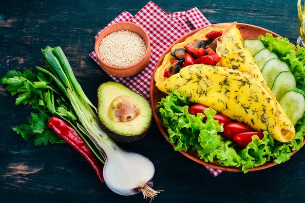 Omelette aux champignons et légumes Oeufs frits Sur un fond en bois Vue de dessus Espace de copie gratuit