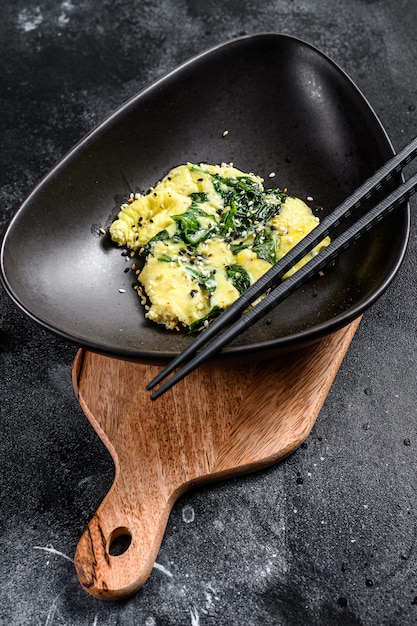 Omelette aux épinards et au fromage avec graines de sésame