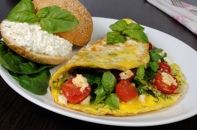 Omelette aux épinards, basilic, aneth, tomates cerises et fromage Adyg