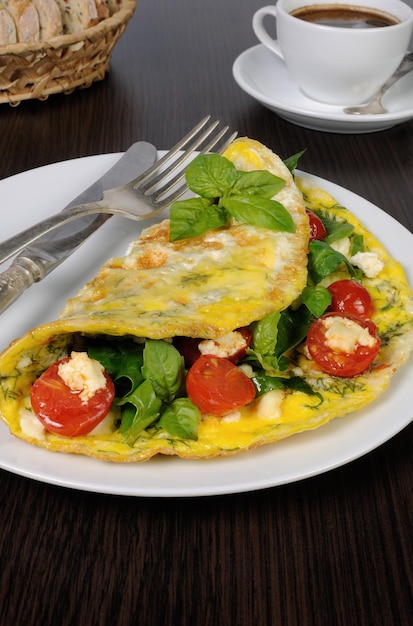 Omelette aux épinards basilic tomates cerises et fromage Adyg