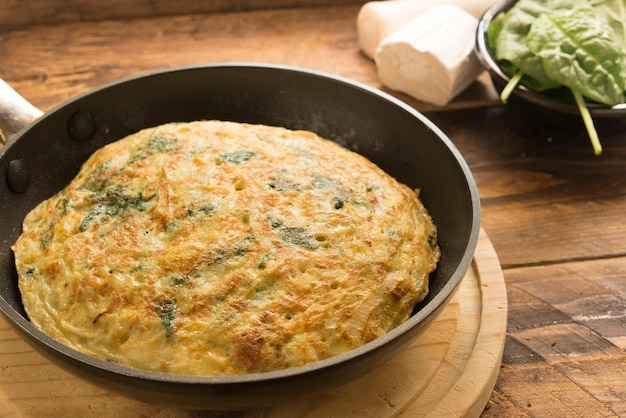 Omelette aux épinards et fromage et poireau