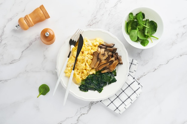 Omelette aux épinards omelette aux pleurotes et au fromage ou frittata sur fond de marbre blanc Idée de petit-déjeuner Vue de dessus avec espace de copie