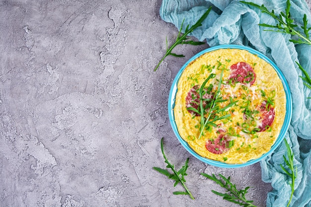 Omelette aux herbes à saucisse et fromage râpé Petit-déjeuner facile Vue de dessus