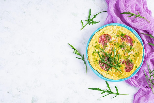 Omelette aux herbes à saucisse et fromage râpé Petit-déjeuner facile Vue de dessus