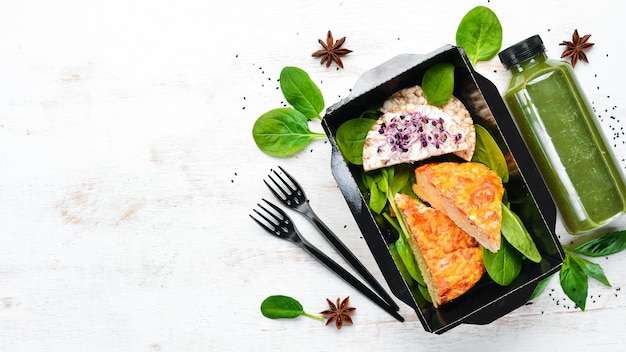 Omelette aux légumes et épinards. Nourriture saine, livraison de plats au restaurant. Vue de dessus. Espace libre pour votre texte.