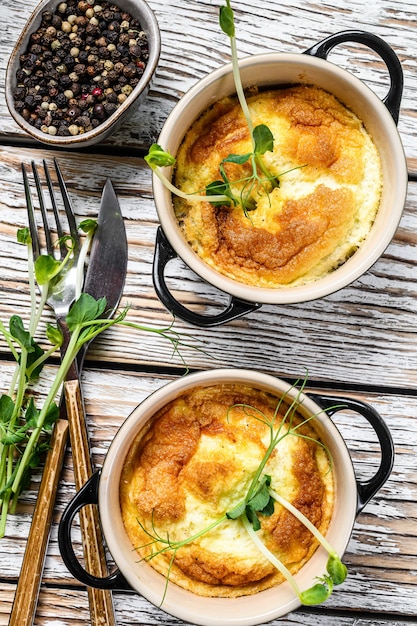 Omelette aux micro verts dans une casserole