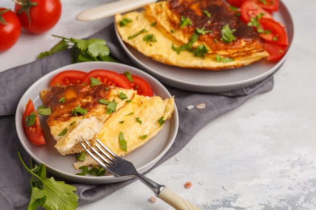 Omelette aux œufs brillante, au fromage et aux légumes. Concept de nourriture de petit déjeuner, fond blanc