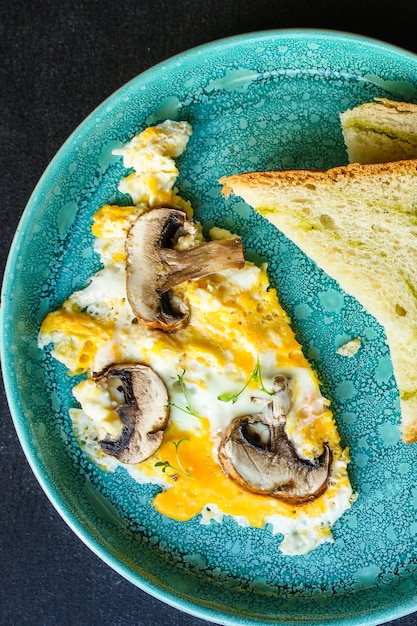 Omelette aux œufs frits et aux champignons