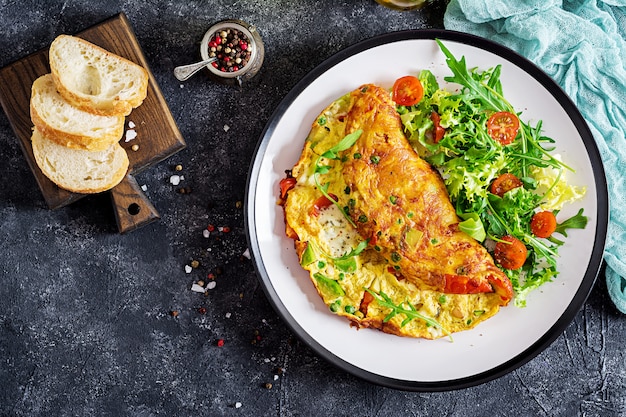 Omelette aux tomates, avocat, fromage bleu et pois verts