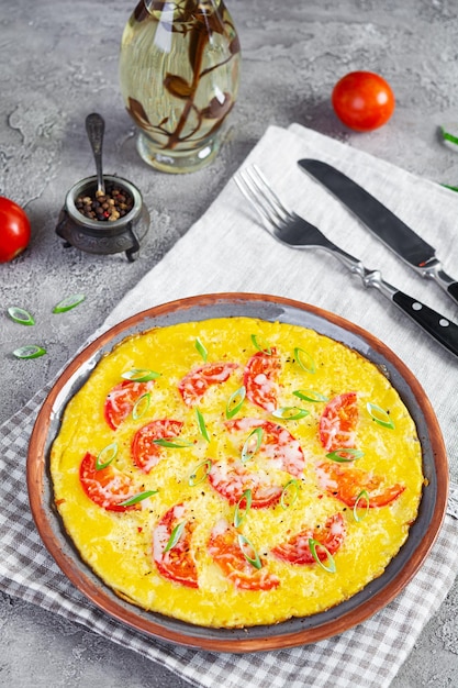 Omelette aux tomates herbes et fromage râpé Petit-déjeuner facile