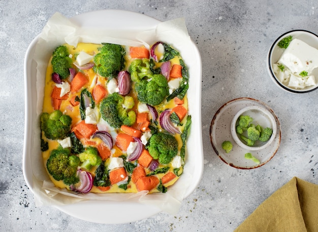 Omelette à la citrouille, brocoli et feta sur un plat blanc