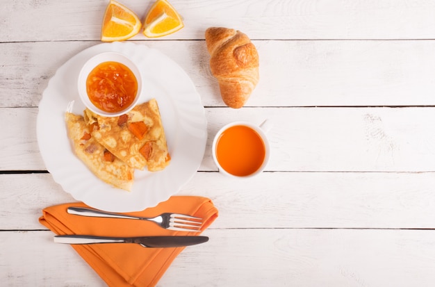 Omelette à la citrouille, jus de carotte et croissant