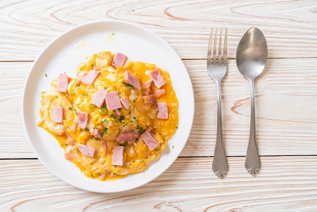 Omelette crémeuse au jambon sur riz ou riz au jambon et omelette molle