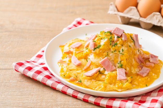 Omelette crémeuse au jambon sur riz ou riz au jambon et omelette molle