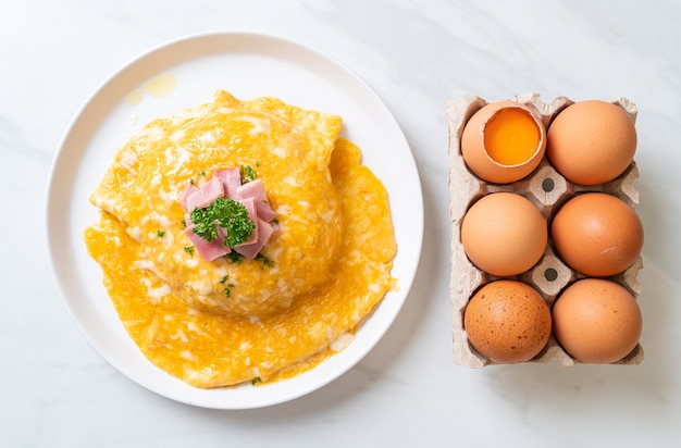 Omelette crémeuse au jambon sur riz ou riz au jambon et omelette molle