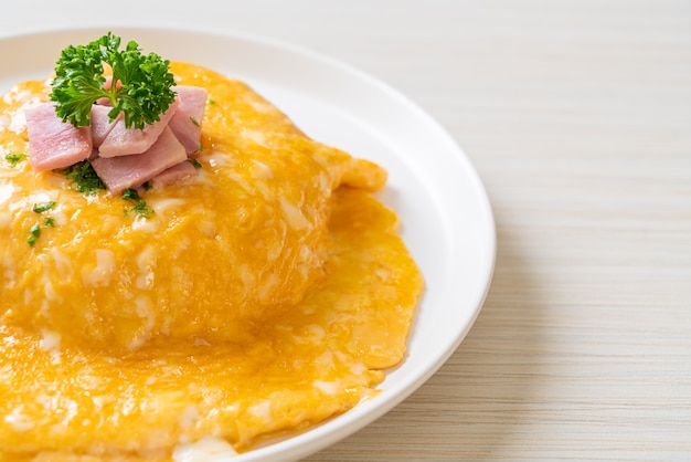 Omelette crémeuse au jambon sur riz