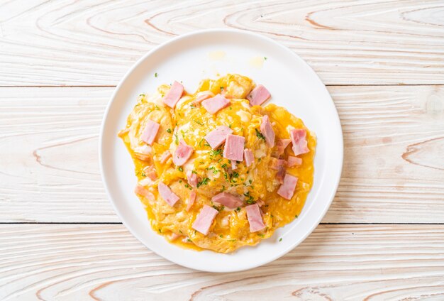 Omelette crémeuse au jambon sur riz