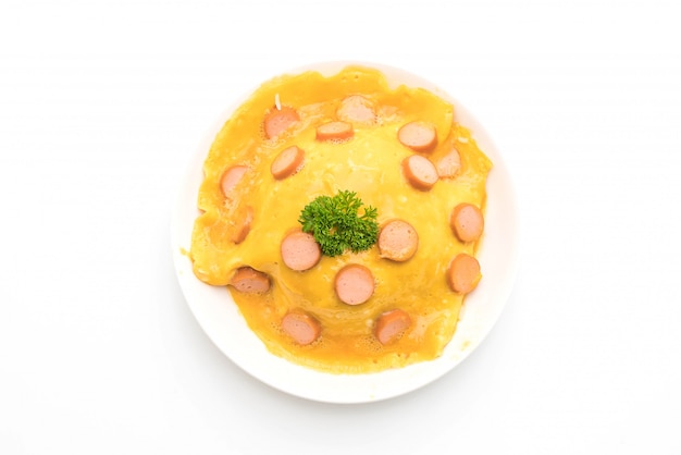 Omelette crémeuse aux saucisses sur du riz