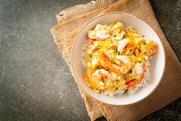 omelette crémeuse avec des crevettes bol de riz