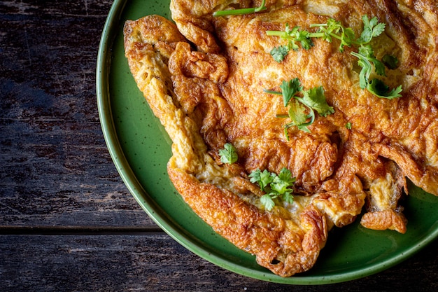 Omelette dans une assiette sur une table en bois