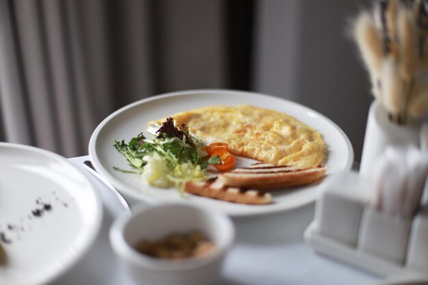 Omelette avec du pain pour le petit déjeuner