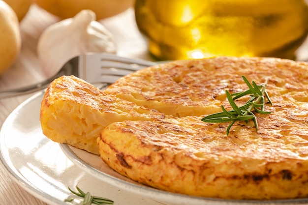 Omelette espagnole aux pommes de terre et oignons, cuisine typiquement espagnole.