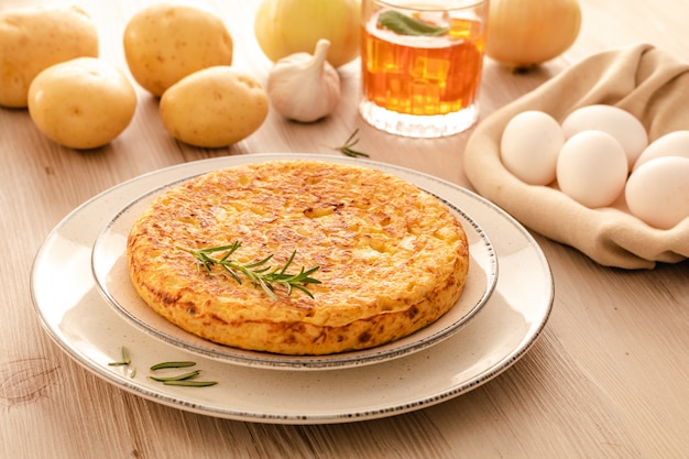 Omelette espagnole aux pommes de terre et oignons, cuisine typiquement espagnole.