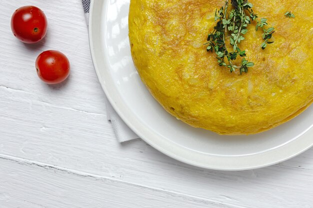 Omelette espagnole maison avec pommes de terre et œufs. Cuisine espagnole traditionnelle