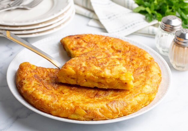 Photo omelette espagnole avec pommes de terre cuisine espagnole typique sur sol en béton gris tortilla espanola nom turc yumurtali patates