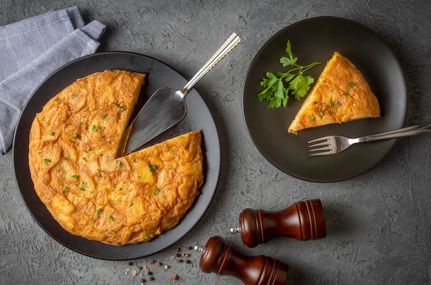 Photo omelette espagnole avec pommes de terre cuisine espagnole typique sur sol en béton gris tortilla espanola nom turc yumurtali patates