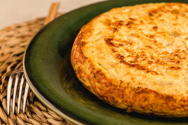 Omelette espagnole avec pommes de terre et oignon cuisine espagnole typique