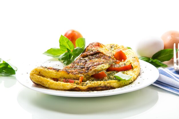 Omelette farcie avec des tomates isolées sur fond blanc Nourriture diététique saine pour le petit déjeuner