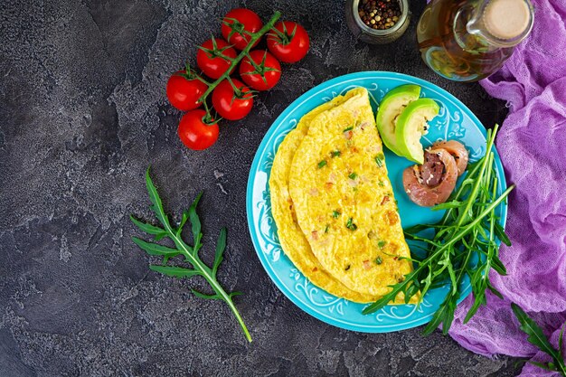 Omelette frite au jambon oignon et herbes Petit-déjeuner aux œufs brouillés