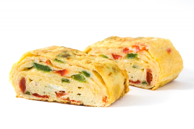 Omelette japonaise tamagoyaki traditionnelle isolée sur une surface blanche