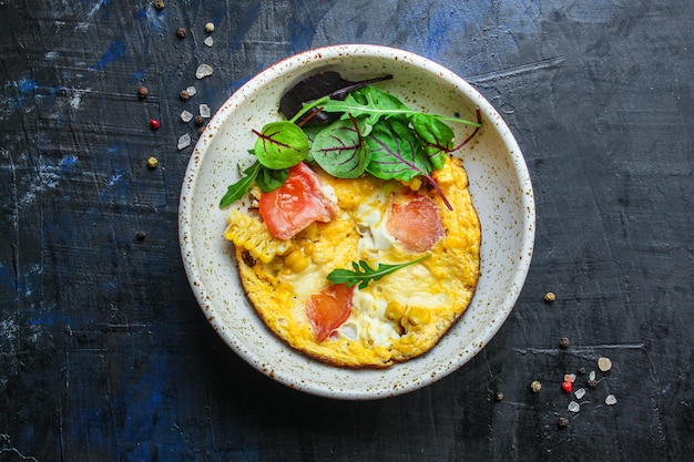 omelette de légumes brouillés et salade