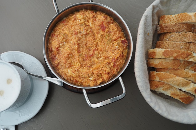 Omelette Menemen turque dans une poêle