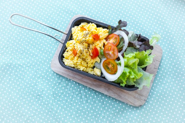 Omelette, petit déjeuner à la salade de légumes