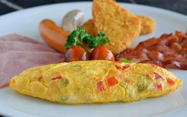 Omelette de petit déjeuner avec saucisse bacon et jambon