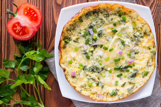 Omelette sur une plaque blanche avec légumes