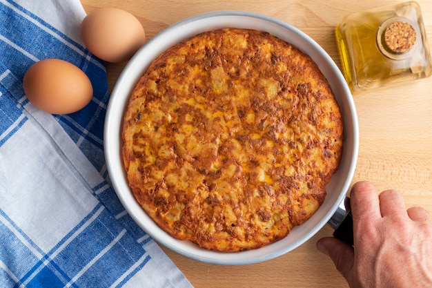 Omelette de pommes de terre faite maison avec des ingrédients naturels