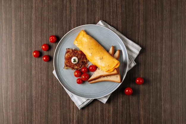 Photo omelette avec toasts et tomates élevés isolés sur la vue de dessus de table en bois