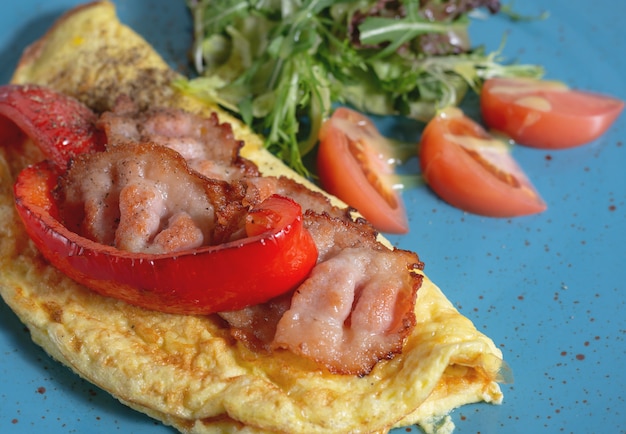 Omelette à la tomate et au bacon