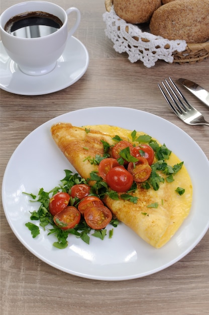 Omelette tomates et herbes, café avec viennoiseries fraîches