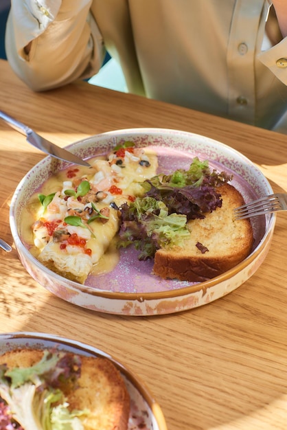 Omlet aux champignons dans une casserole sur un fond de béton fritata est un plat de petit-déjeuner italien