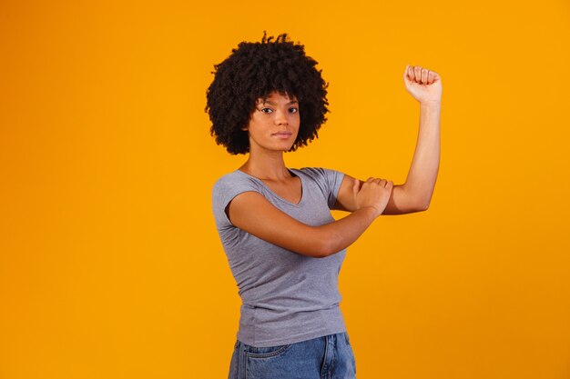 Photo on peut le faire. le poing féminin du pouvoir féminin.